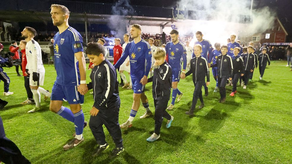 Wenn Kickers Emden (vorne) und der VfB Oldenburg zum vierten Mal in dieser Saison am Wochenende aufeinandertreffen, wird der Rahmen ein völlig ein anderer sein als zuletzt im Punktspiel Ende November. Foto: Doden/Emden