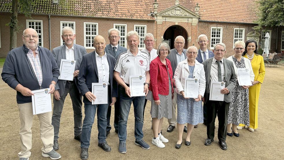 Die Gewinner des Blinkfüür 2024 mit den Laudatoren Matthias Groote (Vierter von rechts) und Gitta Connemann (rechts). Foto: Nording/Archiv