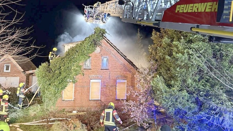 Ein Haus in Neermoor brannte. Foto: Feuerwehr Leer