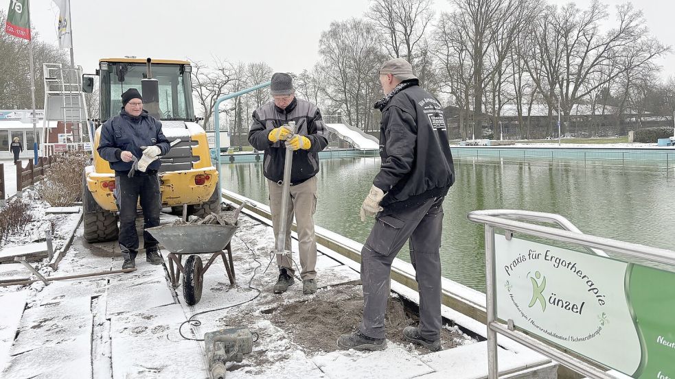 Die großen Platten müssen raus: Peter Kurzak und Kollegen machen die Vorarbeit für die Pflasterer. Foto: Schuurman