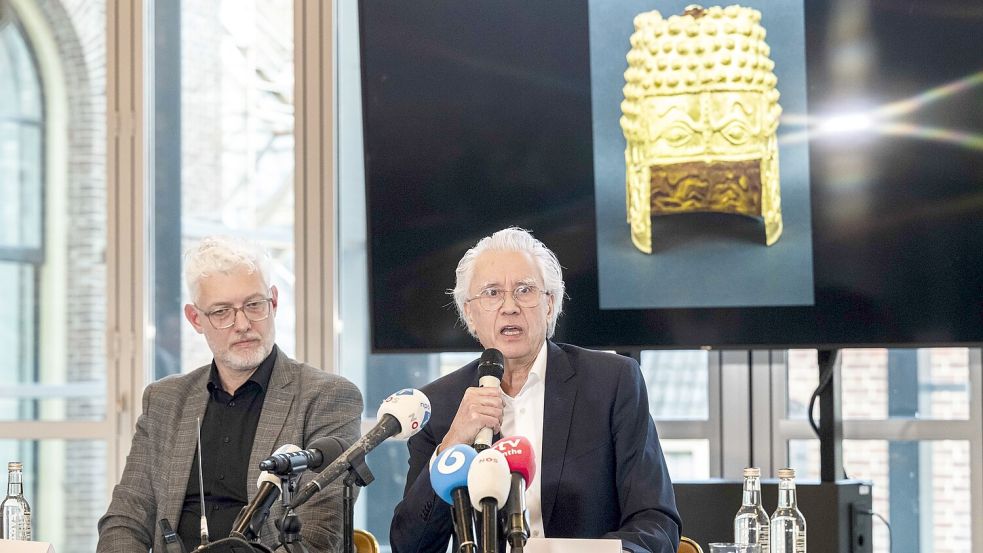 Wo ist der goldene Helm von Cotofenesti, der auf dem Bildschirm zu sehen ist? Museumsdirektor Harry Tupan (rechts) spricht nach dem Einbruch in das Drents Musum bei einer Pressekonferenz. Foto: De Jong/ANP/DPA