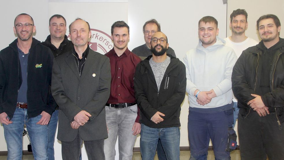 Nahmen an der Winterfreisprechung teil: Daniel Ohlsen (von links), Christian Goldhoorn (Prüfer), Thomas Wenzel, Lennart Teerling, Christian Land, Haitham Sahraoui, Kai-Leon Rau, Aike Krause (Prüfer) und Denis-Daniel Diaconescu. Foto: Ferber