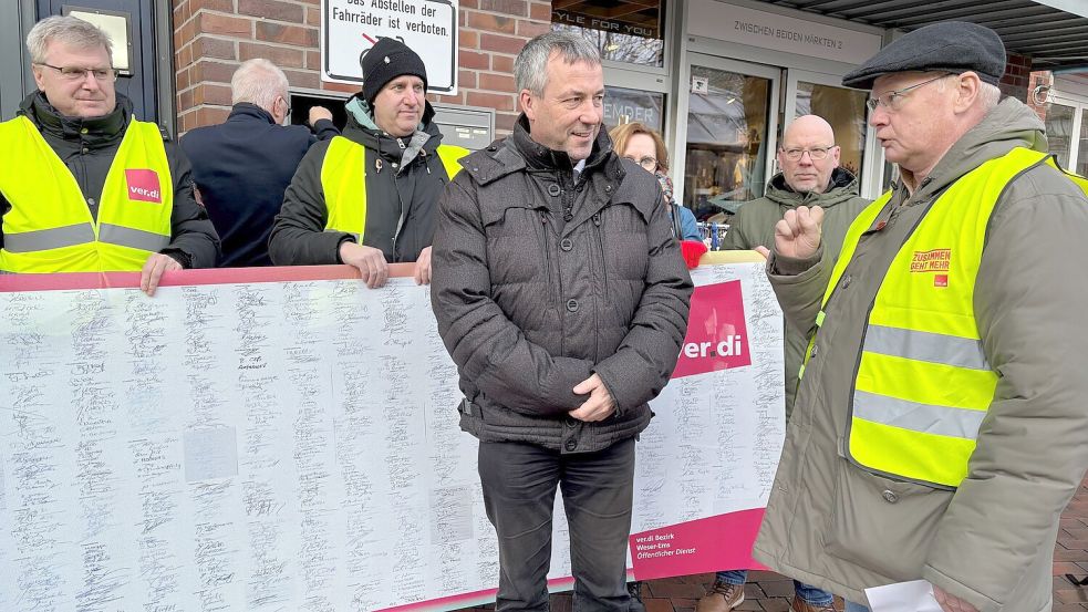 Verdi-Bezirkschef Ralf-Dieter Klaassen (rechts) erklärte dem SPD-Politiker Johann Saathoff die Lage, ehe er die Liste mit den Unterschriften übergab. Foto: Luppen