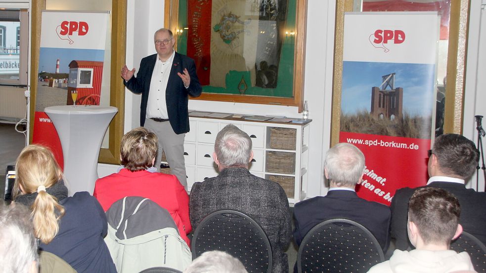 Markus Stanggassinger (stehend) erinnerte noch einmal an den Klaasohm-Shitstorm. Foto: Ferber