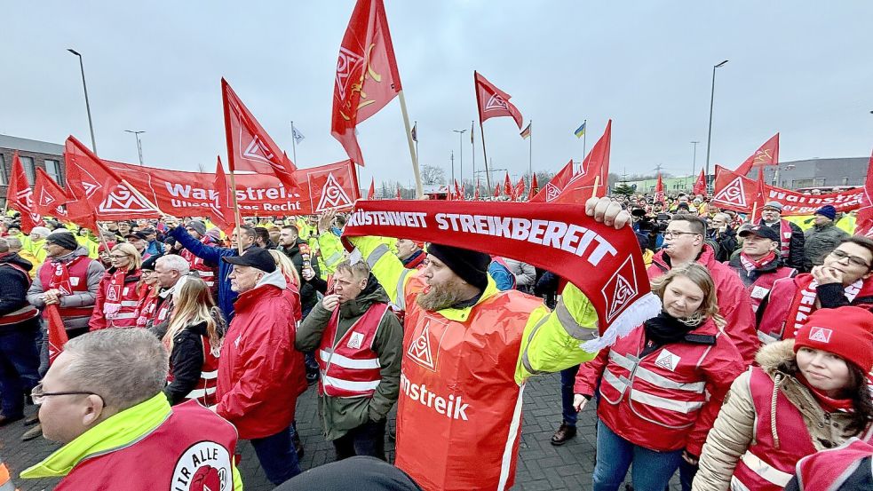 Anfang Dezember in Emden: Streikende stehen vor dem VW-Werk und machen auf ihre Lage aufmerksam. Für das Tochterunternehmen Volkswagen Group Services sind solche Streiks vermieden worden; dafür gibt es jetzt spürbar mehr Geld. Foto: Ortgies/Archiv