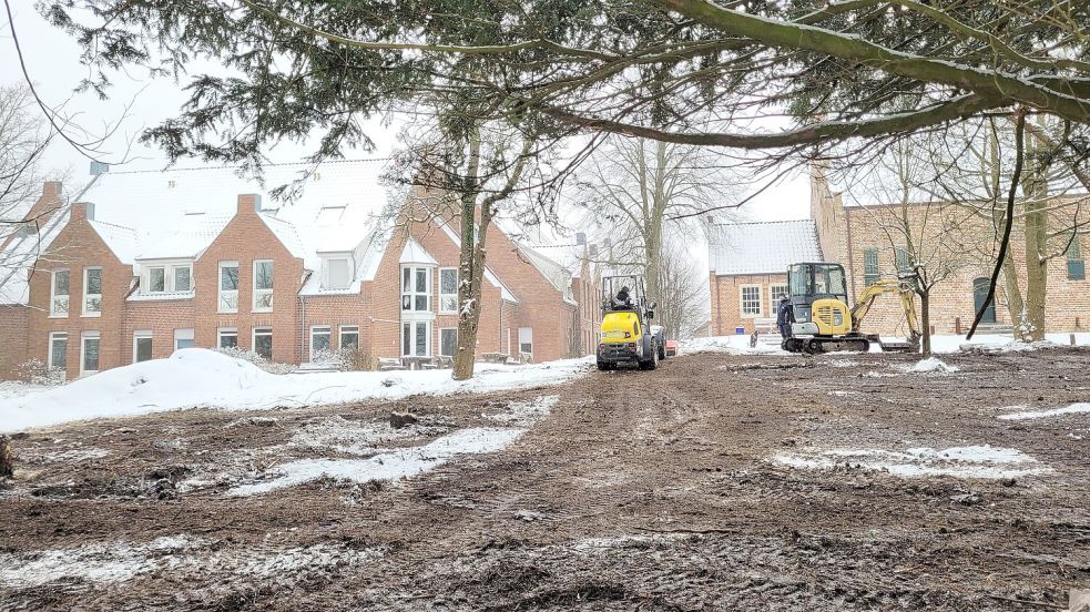 Noch ist hier vor allem Modder zu sehen, aber bald soll der Garten des Steinhauses wieder schick gemacht werden. Foto: Wagenaar