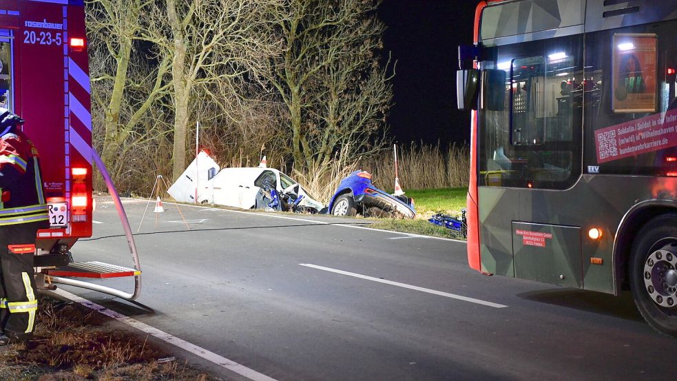 Die beiden Fahrzeuge waren am Montagabend frontal zusammengestoßen. Foto: Wagenaar