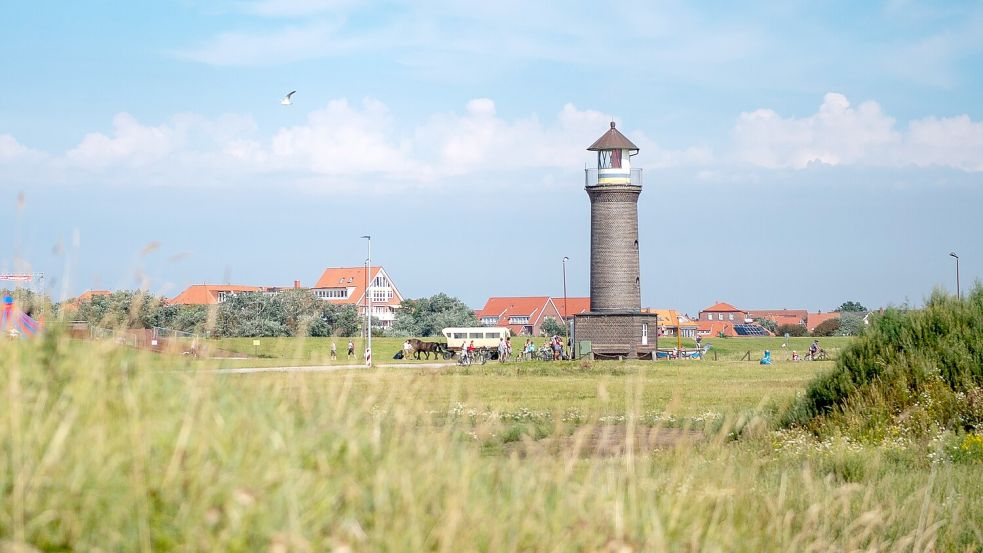 Der Leuchtturm Memmertfeuer auf Juist. Ab März gibt es eine neue Flugverbindung zur Nordseeinsel. Foto: Schuldt/DPA