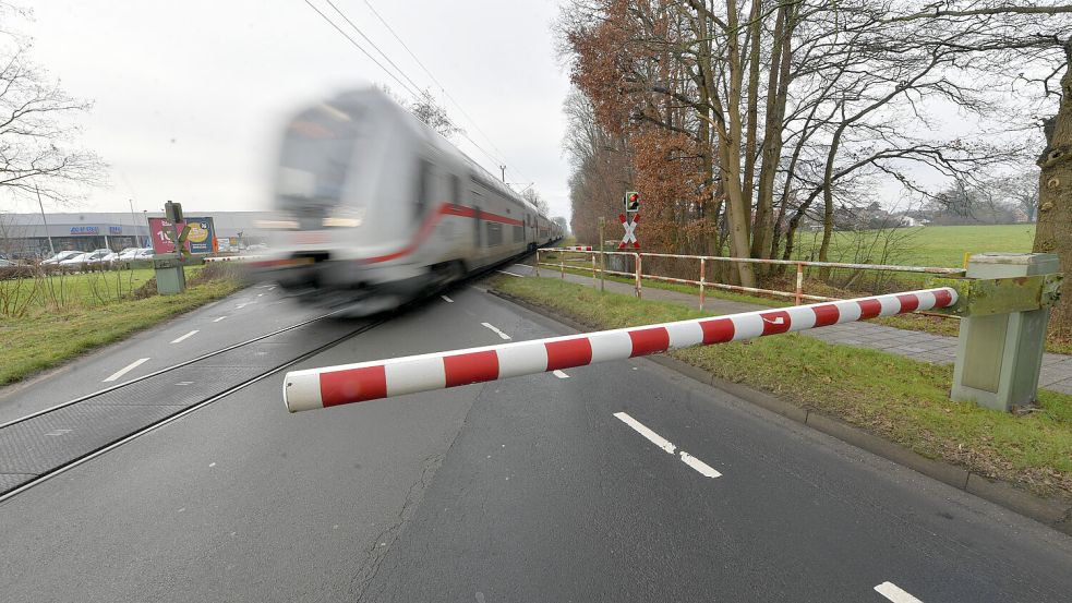 Manche Bahnübergänge sind mit Halbschranken ausgestattet. Foto: Ortgies