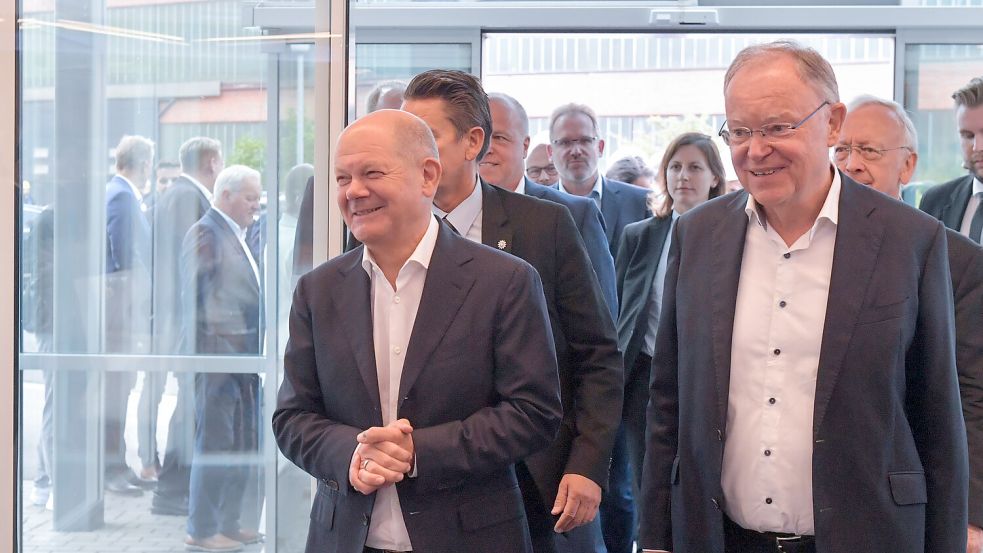 Da schien die Welt noch in Ordnung: Kanzler Olaf Scholz (Mitte) besuchte am 22. August vergangenen Jahres gemeinsam mit Niedersachsens Ministerpräsident Stephan Weil die Meyer Werft. Foto: Ortgies/Archiv