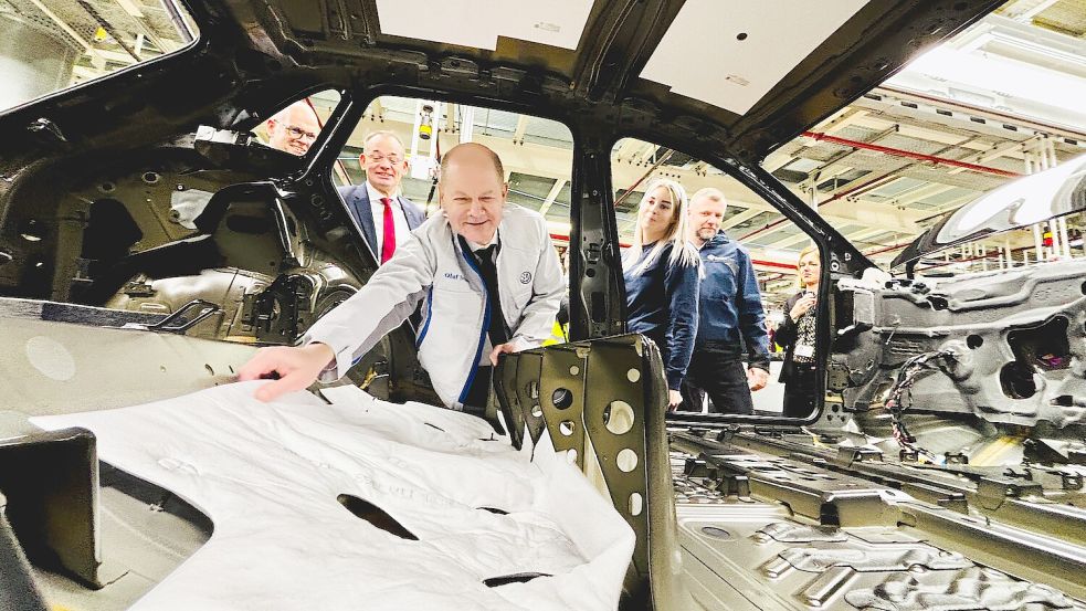 Olaf Scholz hat am Dienstagnachmittag das Emder VW-Werk besucht – und auch selbst mit angepackt. Foto: Ortgies