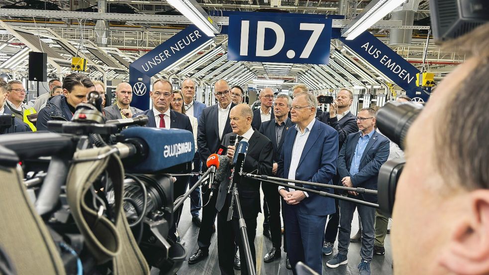 Umringt von der Presse: Kanzler Olaf Scholz (Mitte) mit Christian Vollmer, VW-Vorstand für Produktion und Logistik (vorne links neben ihm), und Niedersachsens Ministerpräsident Stephan Weil (rechts). Foto: Ortgies