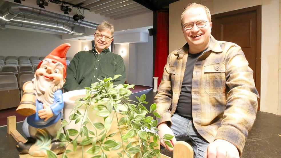 Wilfried Nowak (links) vom Vorstand der Niederdeutschen Bühne Wiesmoor und Bühnenleiter Christian Behrends mit einem kleinen Gruß aus dem nächsten Stück: Das dreht sich um einen ermordeten Gartenzwerg. Foto: Böning