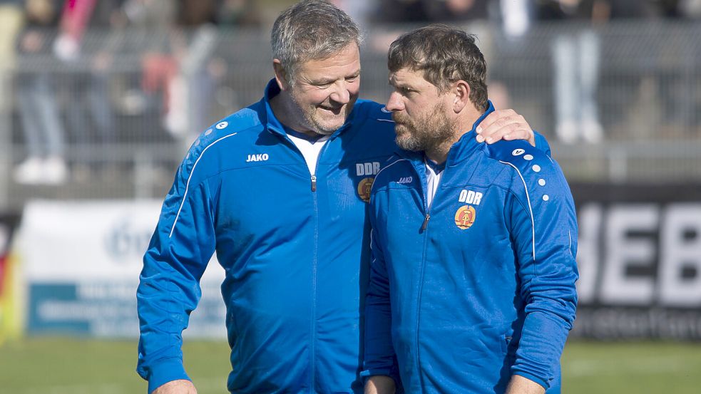 Beim „Länderspiel“ in Emden zwischen Ostfriesland und ehemaligen DDR-Kickern traf Torsten Peplow (links) im Oktober 2021 auch seinen früheren Mitspieler und heutigen Bundesliga-Trainer Steffen Baumgart wieder. Archivfoto: Doden/Emden