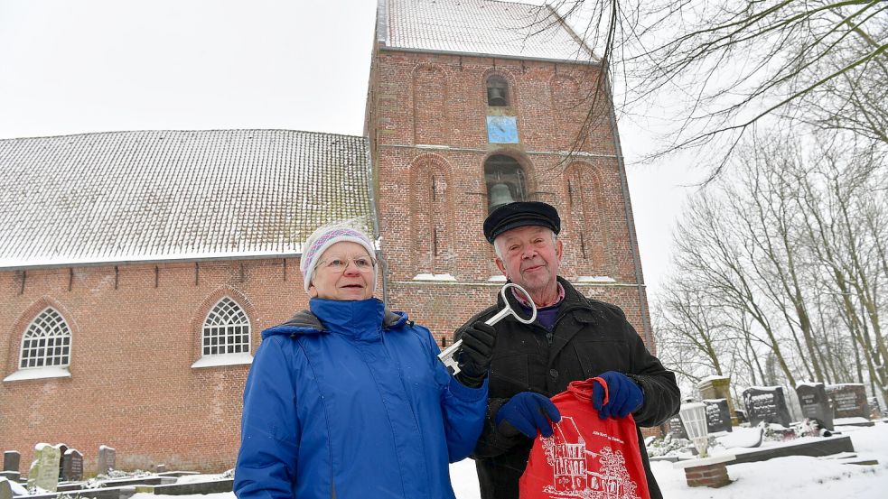 Eilt Dirks führt schon seit über 20 Jahren Gäste durch die Kirche. Seine Frau Hertha Dirks nimmt die Anfragen von Reisegruppen entgegen. Fotos: Wagenaar