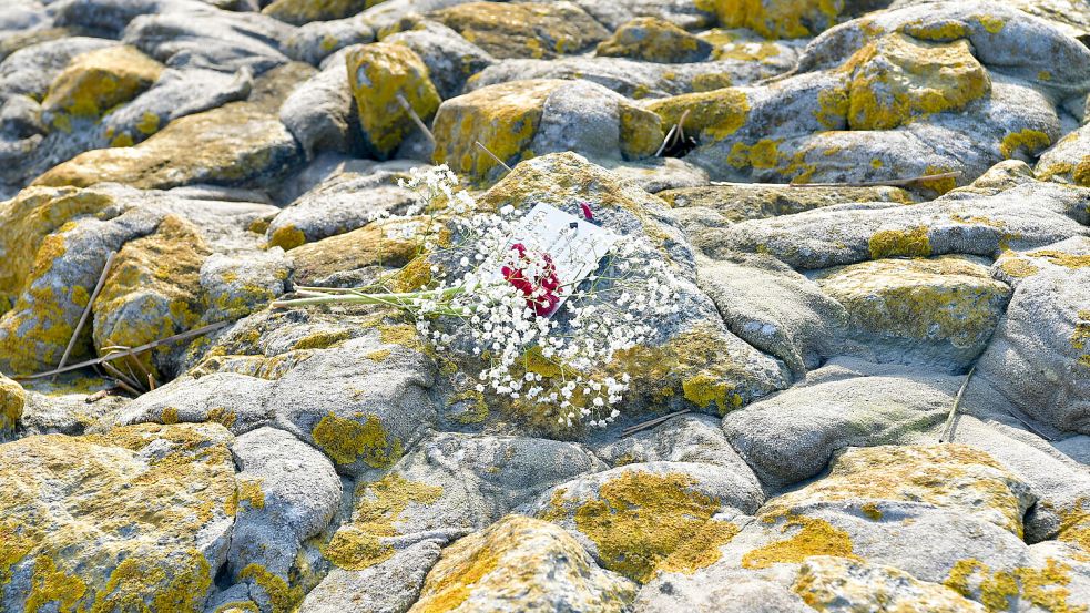 Angehörige legen regelmäßig frische Blumen an der inoffiziellen Trauerstätte am Emder Radarturm nieder. Foto: Wagenaar