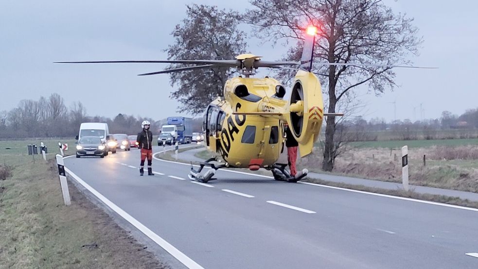 Ein Rettungshubschrauber wurde angefordert und landete. Er konnte aber wieder abfliegen, ohne den Patienten aufzunehmen. Foto: Wolters