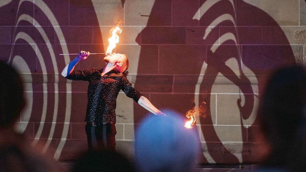 Ein Feuerschlucker von „LuxArt“. Die Show ist in der Blumenhalle in Wiesmoor zu sehen. Foto: Lux-Art