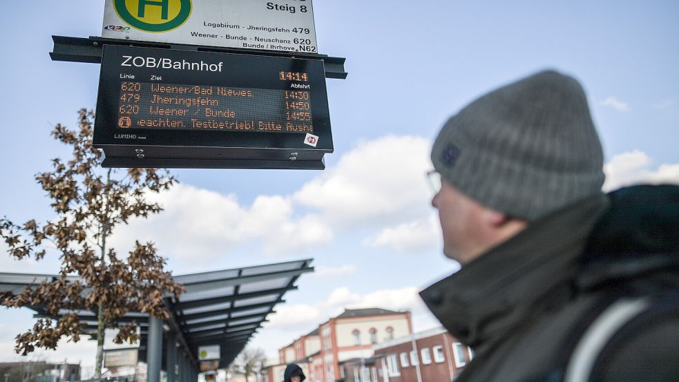 Am ZOB in Leer gibt es jetzt digitale Anzeigetafeln. Foto: Ortgies