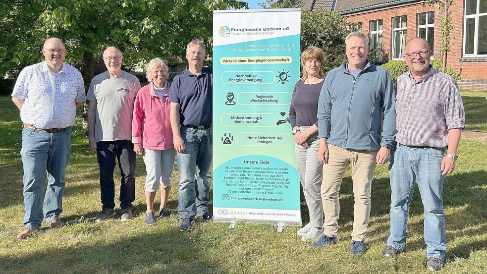 Ein Teil des Gründungsteams der Energiegenossenschaft Borkum: Markus Stanggassinger (von links), Helmut Heine, Elke Ulsamer, Olaf Look, Ilka Harms, Peter Stukenborg und Ralf Anderer. Foto: Energiewelle Borkum