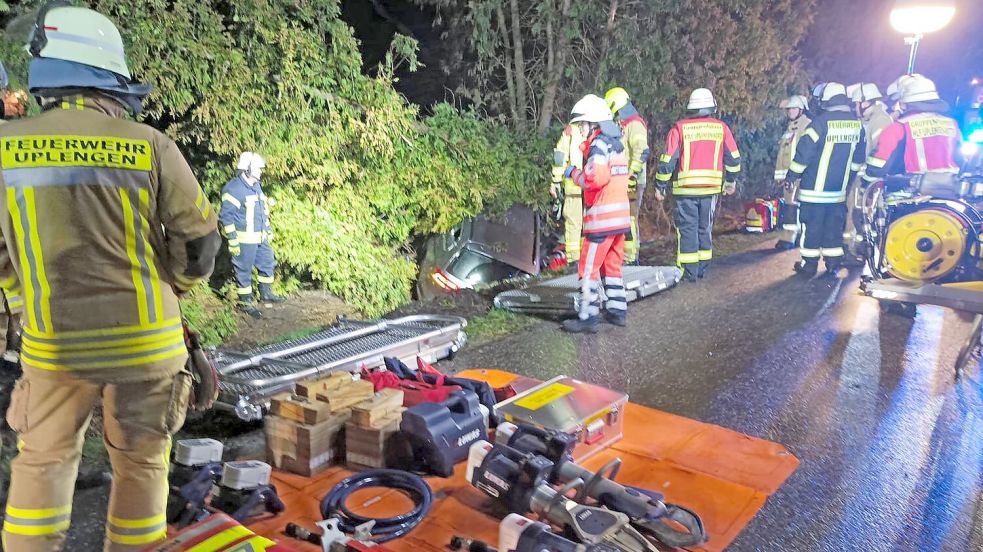 Gespann Landet Im Graben Anhänger Prallt Gegen Auto Fahrer Bei Unfall In Meinersfehn Schwer 7136